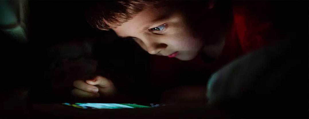 شاشات الأجهزة الرقمية – خطر على الدماغ والانتباه لدى الأطفال